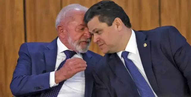 Alcolumbre ignora convite e falta a evento com Lula no Planalto