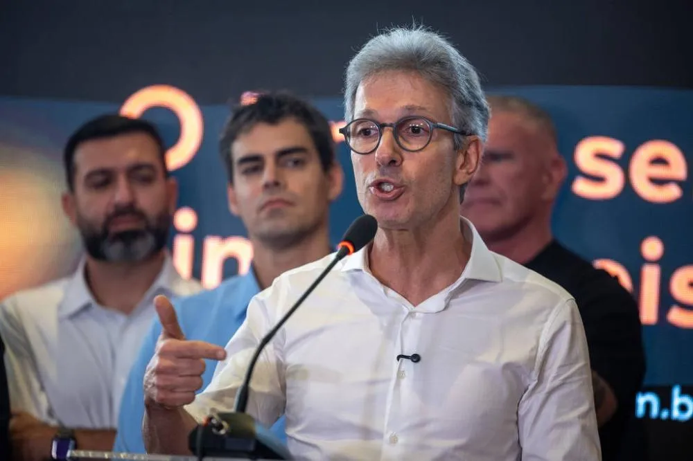 Zema diz a prefeitos que é preciso ter credibilidade para liderar o país e não cita Flávio Bolsonaro