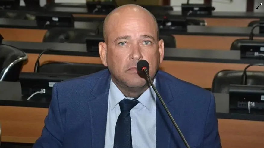 Mesmo atrás das grades, deputado acusado de chefiar milícia recebe R$ 2 milhões de Jerônimo e prepara reeleição