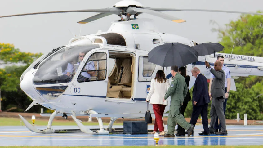 Passagem de helicóptero da comitiva de Lula causa danos em telhados em Camaçari