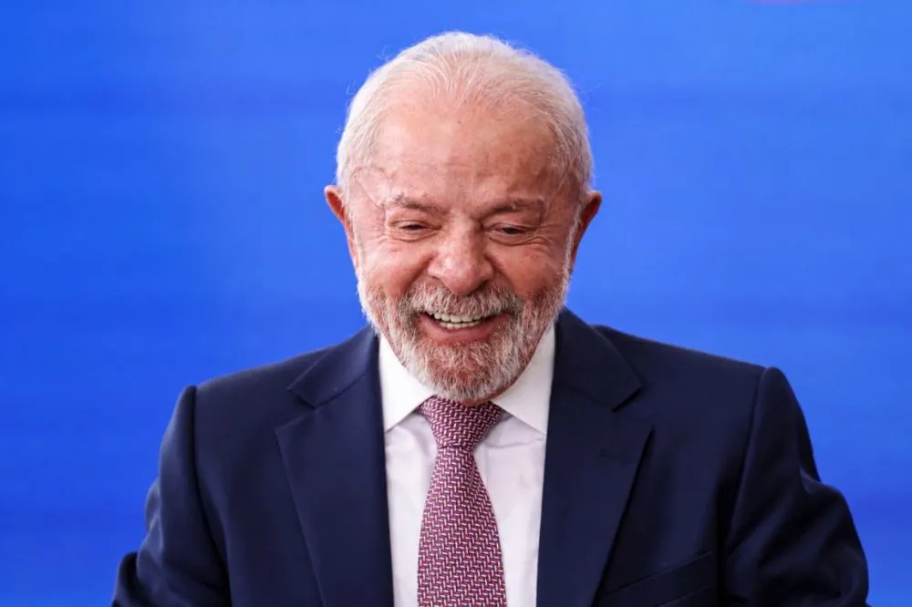 De olho nas eleições, Lula anuncia fim da “taxa das blusinhas” que foi criada com apoio do seu próprio governo