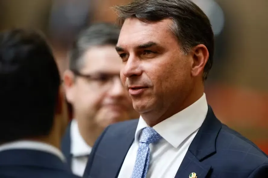 Não temos “nada a nos preocupar”, a não ser a perseguição, diz Flávio